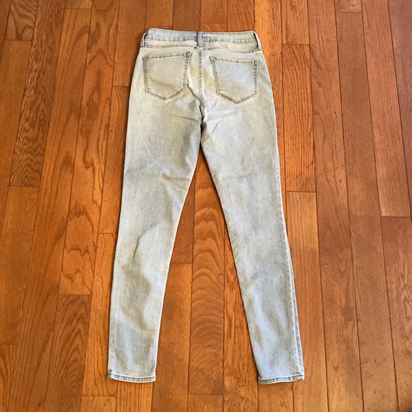 Women’s Old Navy Light Wash Super Skinny High Rise Strechy Jeans - Picture 5 of 6